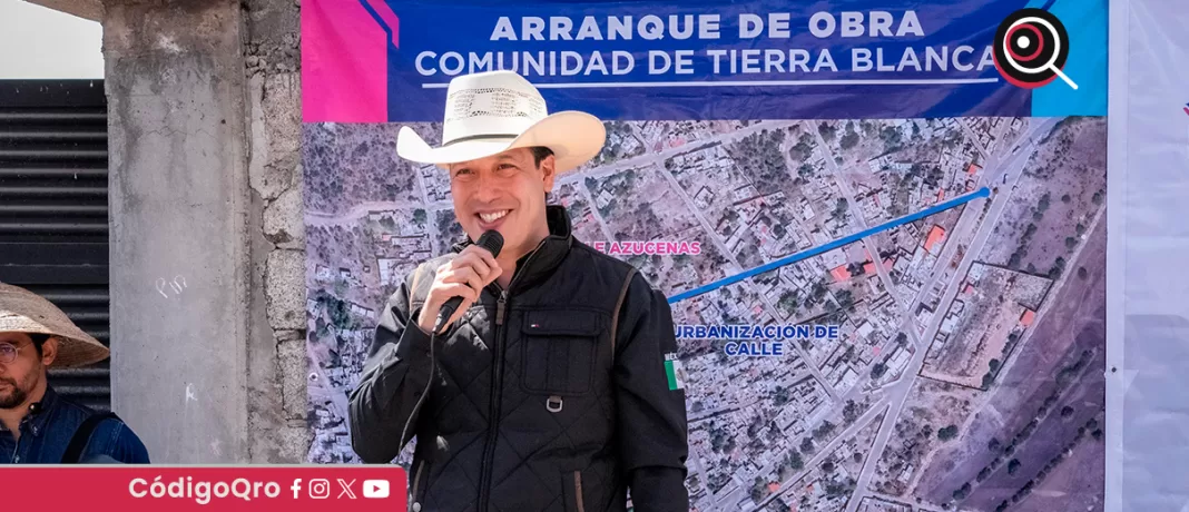 Rodrigo Monsalvo, alcalde de El Marqués, encabezó la puesta en marcha de obras de infraestructura en las comunidades de Tierra Blanca, Santa María Begoña y Atongo; el objetivo es generar condiciones de bienestar y un entorno digno para la población. Foto: Especial