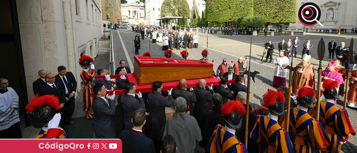 Más de 20 mil personas acuden a despedir al papa Francisco