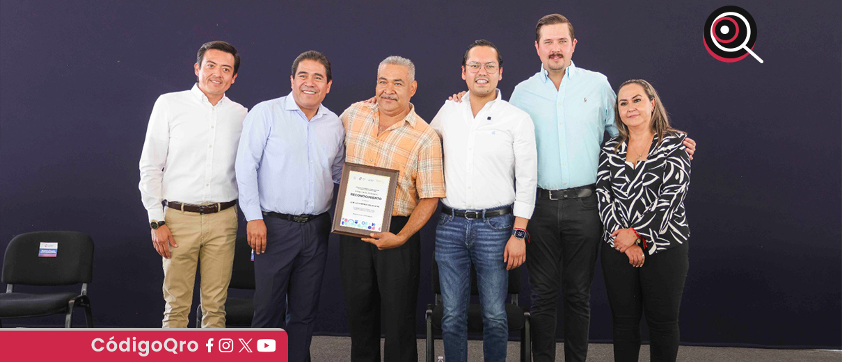 Entregan reconocimientos a maestros de Corregidora