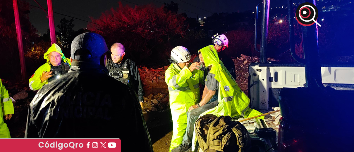 En Corregidora, rescatan a hombre atrapado en crecida de agua