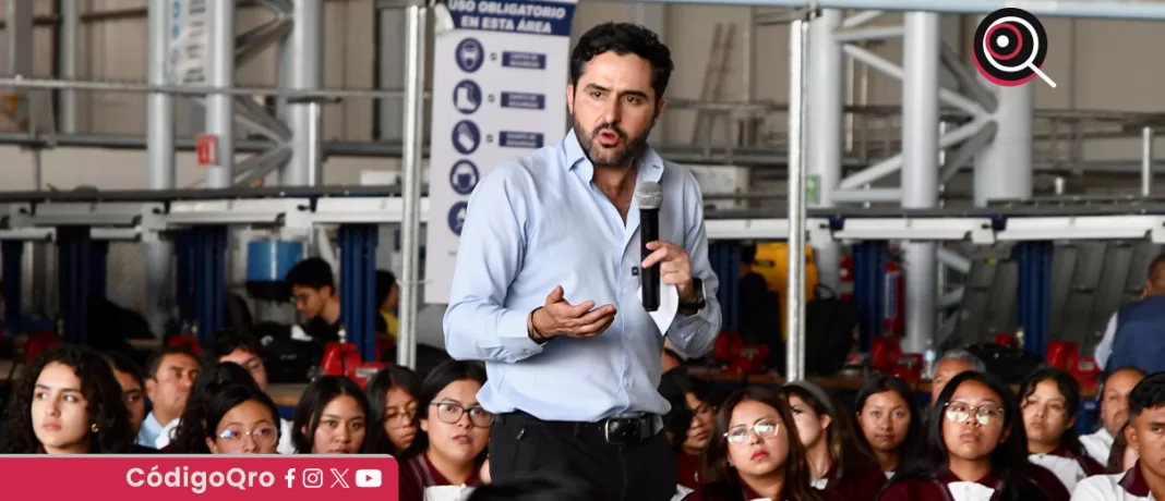 Les pidió que además de fijarse una meta a desarrollar en sus vidas, no dejen solo en manos de los políticos las decisiones que afectarán su entorno, ya que podrían modificar sus oportunidades de desarrollo. Foto: Especial