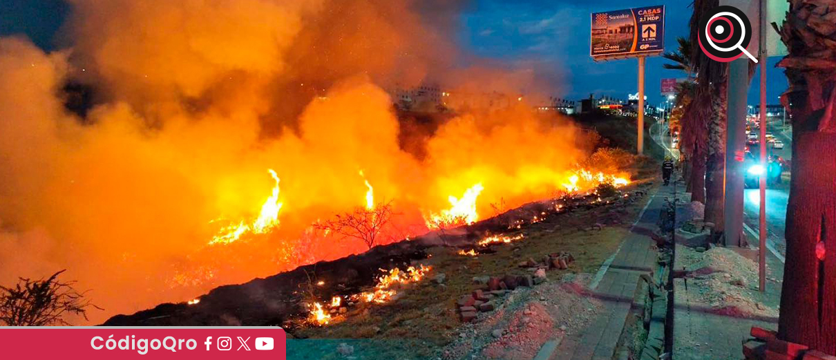 Atienden incendio a un costado de avenida Constituyentes