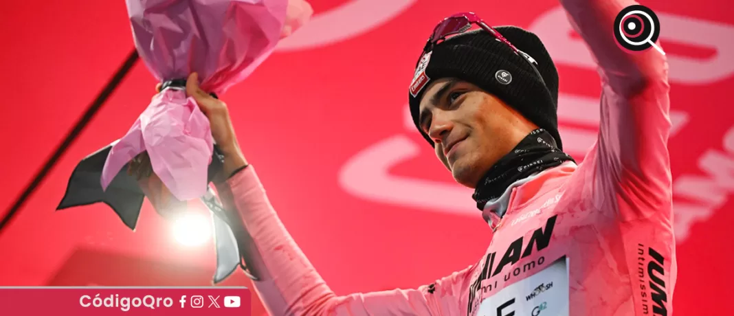 El ciclista mexicano Isaac del Toro logró mantener el liderato del Giro de Italia. Foto: Especial