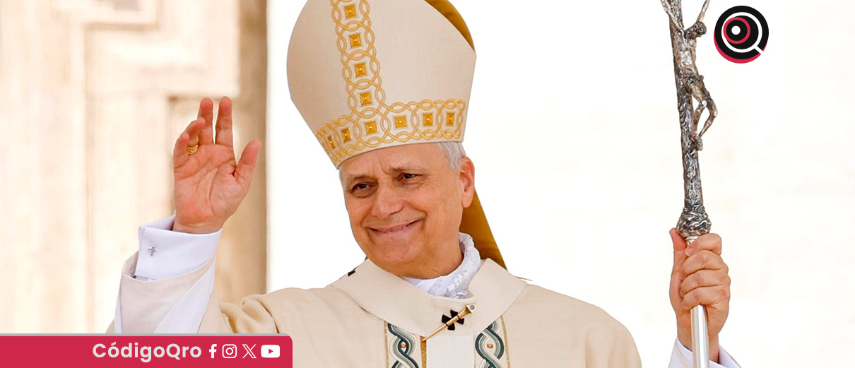 Papa León XIV recibe símbolos del poder de la Iglesia Católica