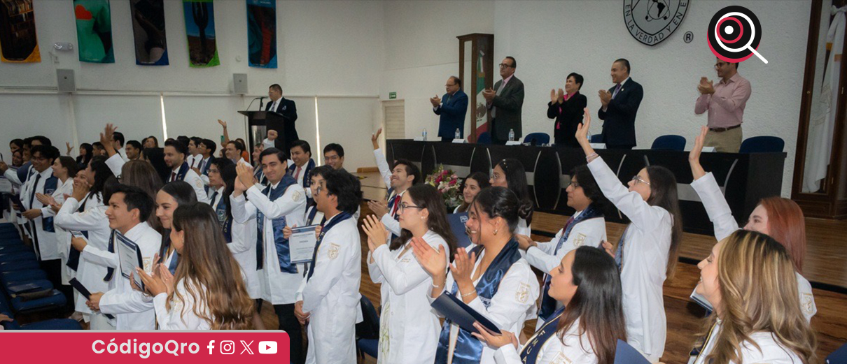 Secretaria de Salud asiste a graduación de médicos de la UAQ