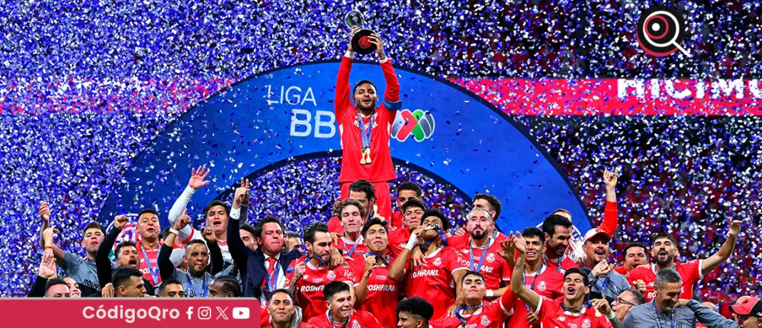 Alexis Vega levantó el décimo primer título de campeón del Toluca. Foto: Mexsport