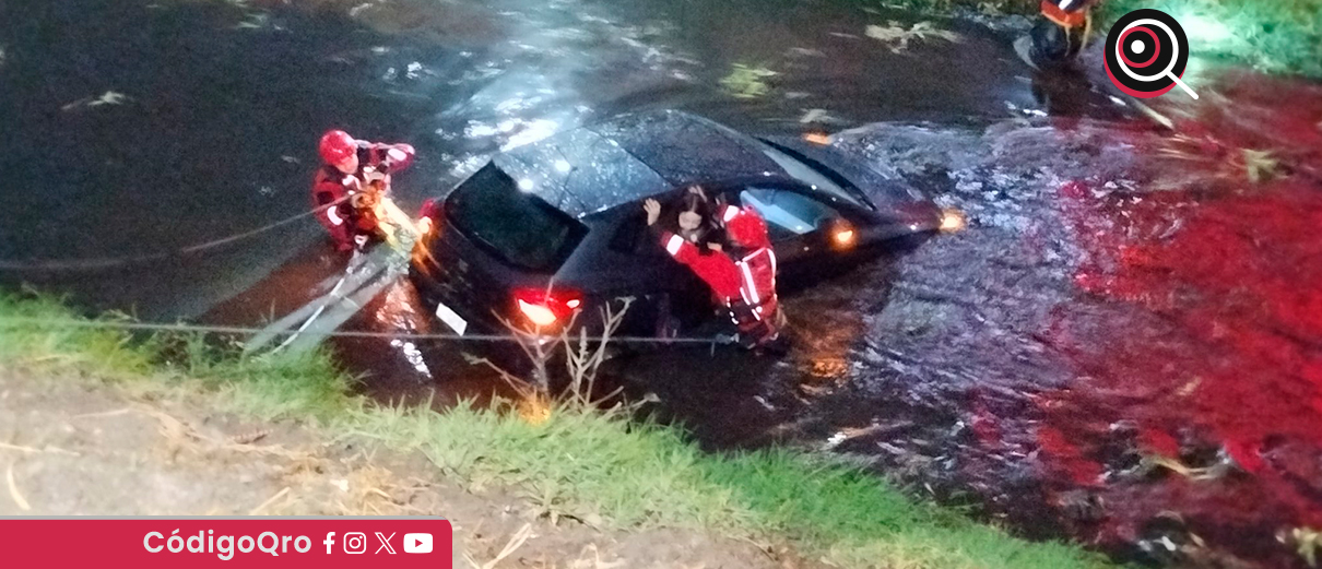 Vehículo cae en dren de Tintero; rescatan a 3 personas