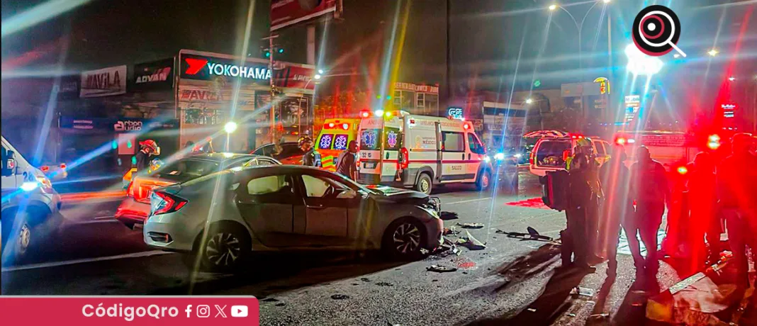 Dos vehículos se vieron involucrados en el incidente; el saldo es de siete personas lesionadas, tres de ellas fueron trasladadas a una unidad médica. Foto: Especial
