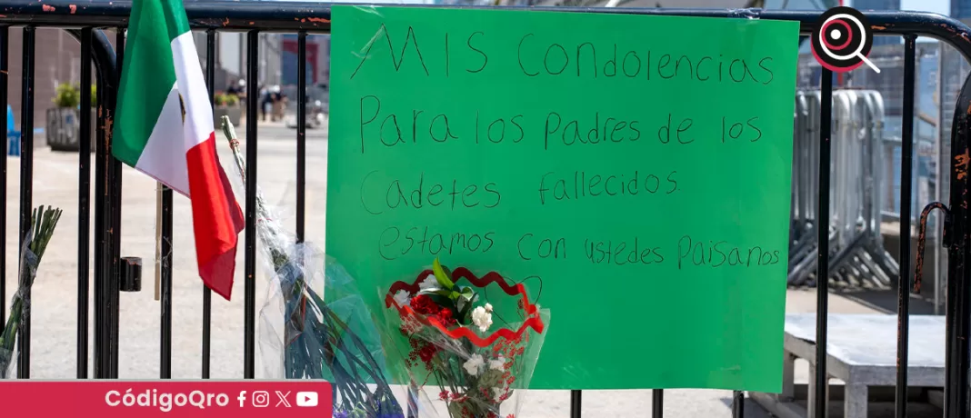 Frente al buque mexicano hay mensajes de apoyo a las víctimas y sus familias, así como flores y banderas de México; esto, mientras se investiga el accidente en el que murieron dos tripulantes. Foto: Agencia EFE