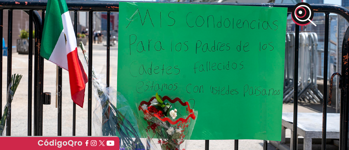 Improvisan "altar" tras accidente del buque Cuauhtémoc en Nueva York