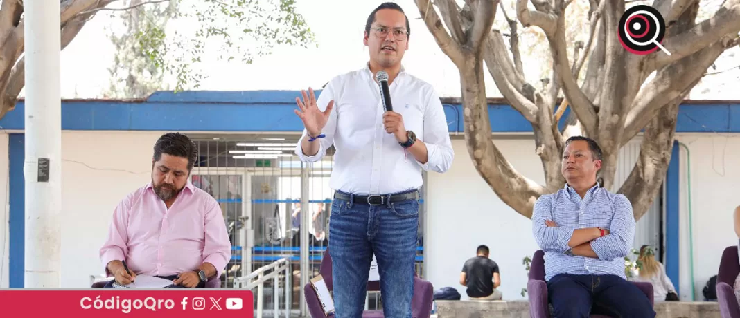 Durante su intervención, el alcalde, egresado de esa misma institución, alentó a las y los jóvenes a esforzarse, trabajar por sus metas / Foto: Cortesía