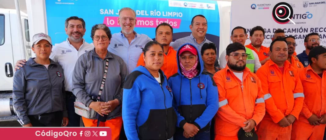 Marco Antonio Del Prete entregó un camión recolector a San Juan del Río, con una inversión de 2 mdp, para mejorar el servicio de recolección de residuos en comunidades en expansión / Foto: Cortesía