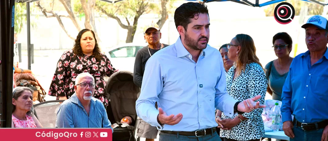 Dorantes llamó a los tianguistas a cuidar la infraestructura que recibirán y continuar trabajando en beneficio de sus familias y de la comunidad de San Juan del Río / Foto: Cortesía
