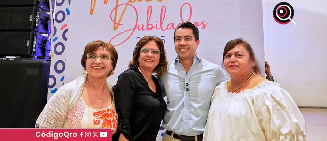 El alcalde destacó el compromiso y la dedicación que las y los docentes demostraron durante años, al educar a miles de niñas y niños / Foto: Cortesía