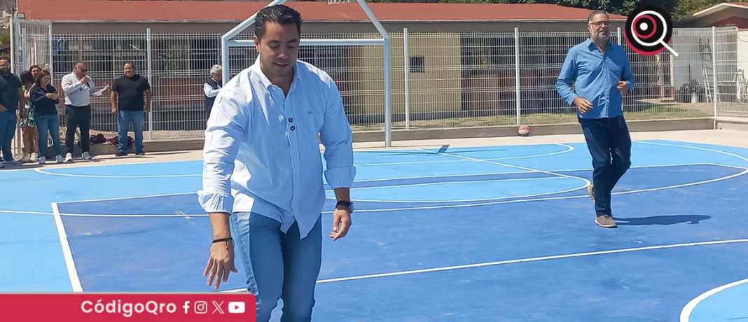 Macías Olvera formalizó la entrega de nueva cancha deportiva para la secundaria en la que se invirtieron 2.4 millones de pesos / Foto: Mónica Gordillo