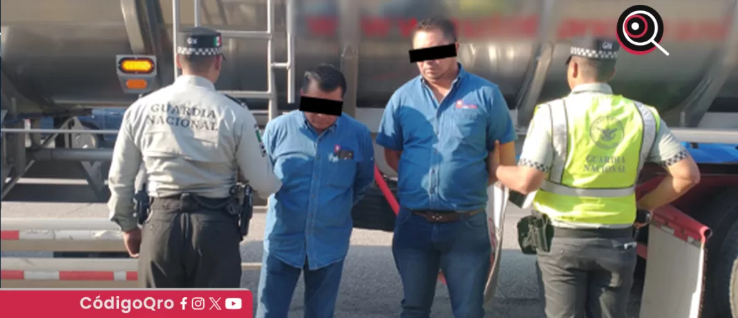 En Santiago de Querétaro, elementos de la Guardia Nacional (GN), en coordinación con Seguridad Física de Petróleos Mexicanos (Pemex), aseguraron un tractocamión con dos toneles y recuperaron 63 mil 339 litros de hidrocarburo, además detuvieron a dos personas. Foto: Especial