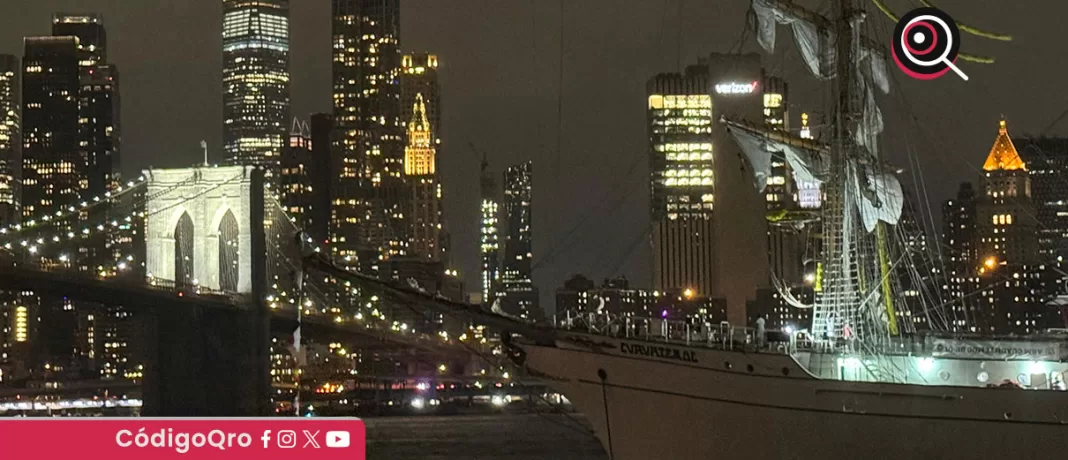 El buque escuela Cuauhtémoc de la Armada de México chocó con la base del puente de Brooklyn; hay al menos dos heridos graves y se evalúan posibles daños estructurales / Foto: Cortesía