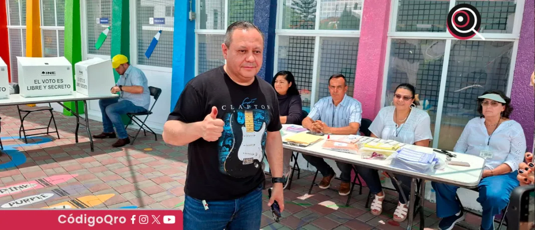 El presidente del Tribunal Superior de Justicia del Estado de Querétaro, Braulio Guerra Urbiola, participó en la elección judicial y depositó su voto en la urna de casilla 0351. Foto: Mauricio Hernández