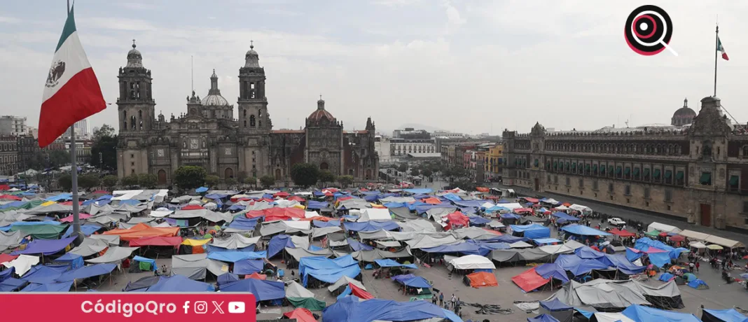 La CNTE mantiene su plantón en el Zócalo de la Ciudad de México. Foto: Agencia EFE