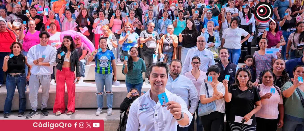 El presidente municipal de Querétaro, Felifer Macías, inició la entrega de tarjetas 