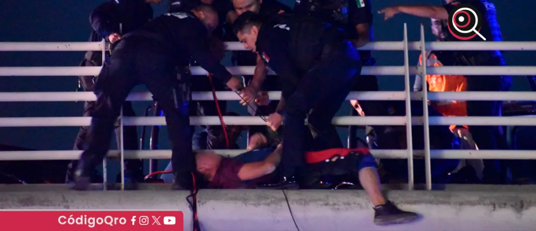 Elementos de la Policía Estatal de Querétaro evitaron el suicidio de un hombre. Foto: Especial