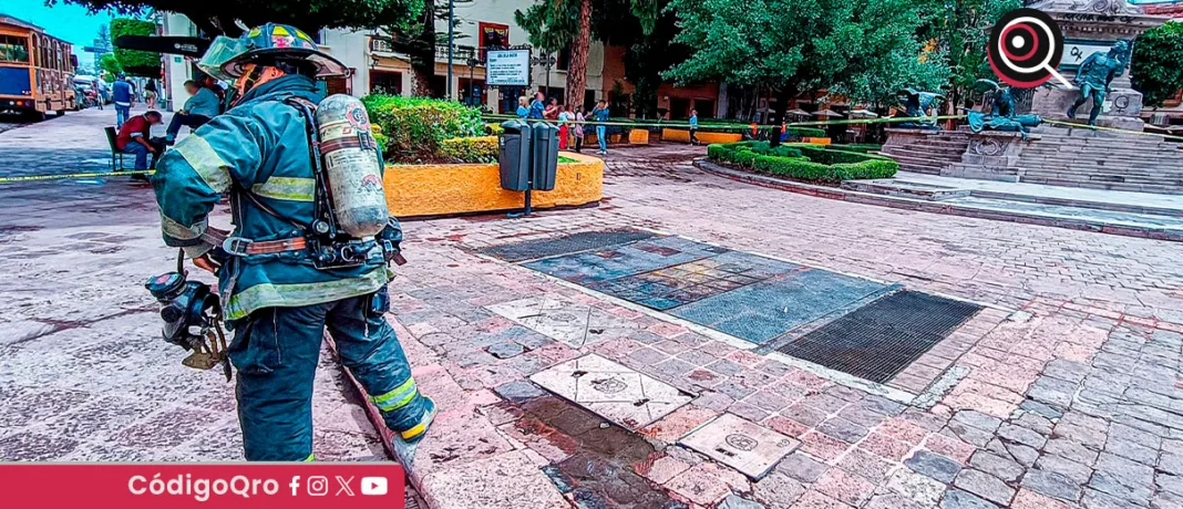 Por segundo día consecutivo, Protección Civil municipal atendió un reporte por cortocircuito eléctrico en el jardín de la Corregidora / Foto: Cortesía