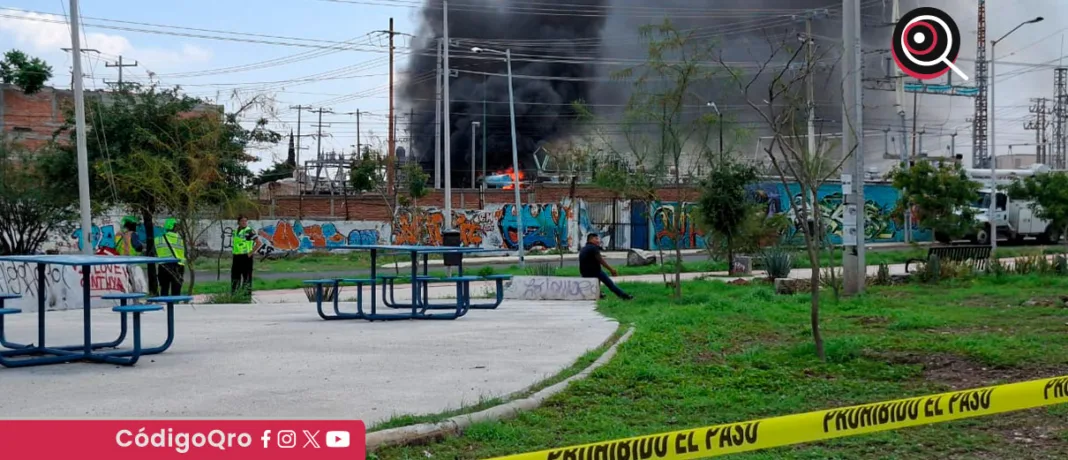 Las labores de atención y contención fueron realizadas de manera coordinada entre personal de Bomberos de Querétaro, Protección Civil estatal y técnicos de la propia CFE / Foto: Mauricio Hernández