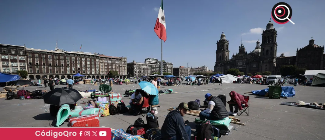 La CNTE concluyó su protesta frente a Palacio Nacional tras no ser recibida por Sheinbaum; advierten que se reorganizarán / Foto: Agencia EFE