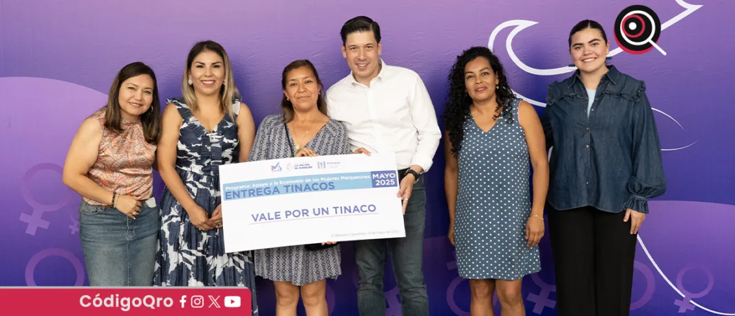 Rodrigo Monsalvo, alcalde de El Marqués, destacó que la entrega de estos tinacos garantiza a los hogares contar con agua potable para el bienestar de sus familias. Foto: Especial