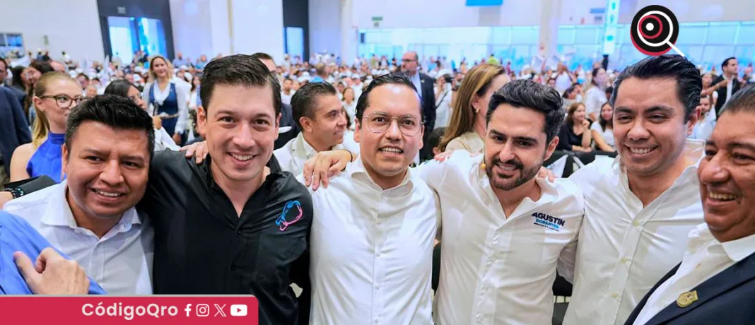 Felipe Fernando Macías Olvera acudió al primer informe de actividades del senador Agustín Dorantes Lámbarri / Foto: Cortesía