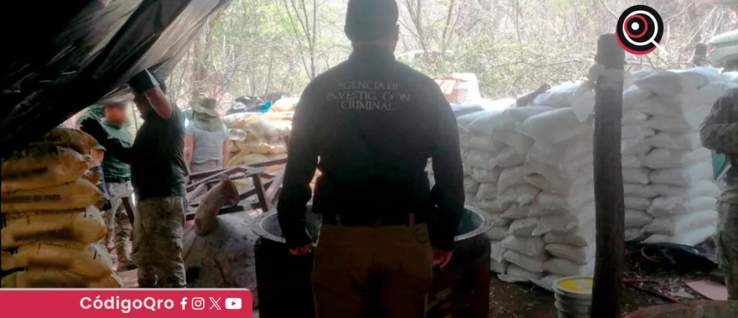 Autoridades federales confiscaron más de 600 costales y equipo químico en un predio del municipio de Arteaga, Michoacán / Foto: Cortesía