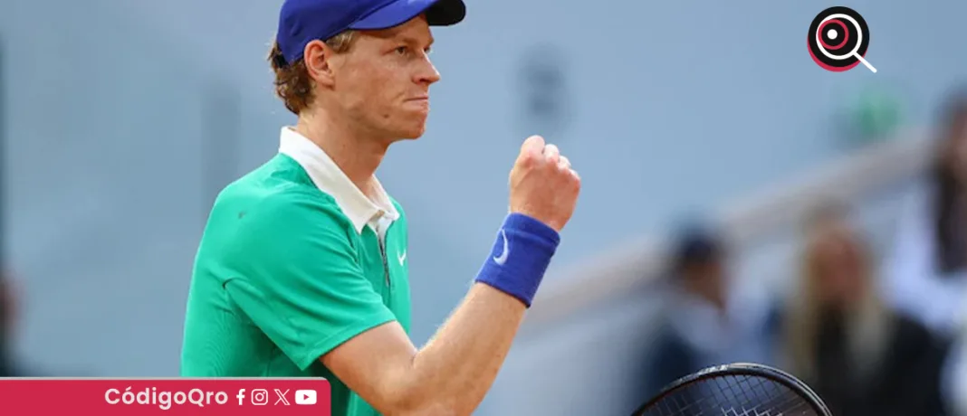 Tras vencer al serbio Novak Djokovic, el tenista italiano Jannik Sinner selló su pase a la final del Abierto de Francia; el domingo enfrentará al español Carlos Alcaraz. Foto: Especial