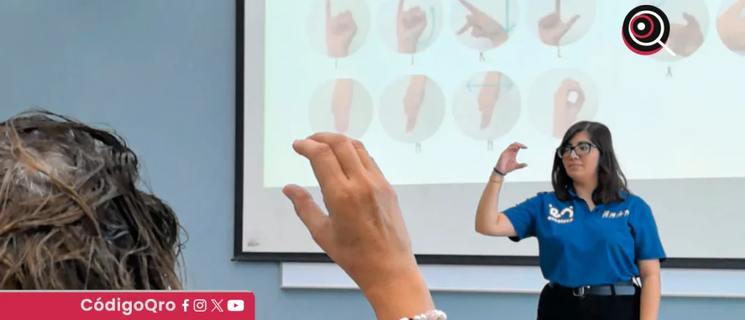 Durante el taller, se abordaron aspectos del aprendizaje del alfabeto aplicado al lenguaje de señas mexicano, así como simbologías, expresiones comunes y la forma de atender solicitudes habituales. Foto: Especial