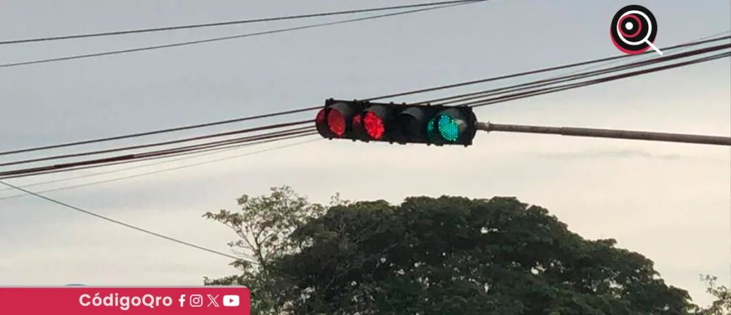 Varios puntos de la ciudad de Querétaro se han quedado sin el funcionamiento de semáforos, tras el incendio registrado en una subestación eléctrica de la CFE; autoridades piden comprensión. Foto: Especial
