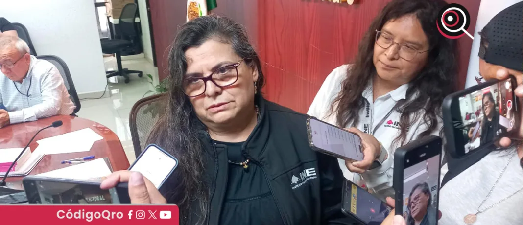 Un porcentaje “mínimo” del funcionariado han sido ciudadanos tomados de la fila, refirió Ana Lilia Pérez, vocal ejecutiva del INE Querétaro; por otra parte, a las 17:50 horas se reanudará la sesión del Consejo local. Foto: Mónica Gordillo